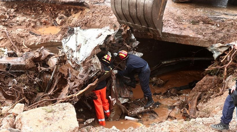 Ώρες αγωνίας για το αγνοούμενο οδηγό φορτηγού: Είπε «βοήθεια, νερό, πνίγομαι» και από τότε χάθηκε (βίντεο)